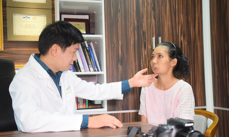 Bác sĩ Tú Dung đang tư vấn cho Hi Ne trước khi phẫu thuật ghép lại xương hàm choc ô.