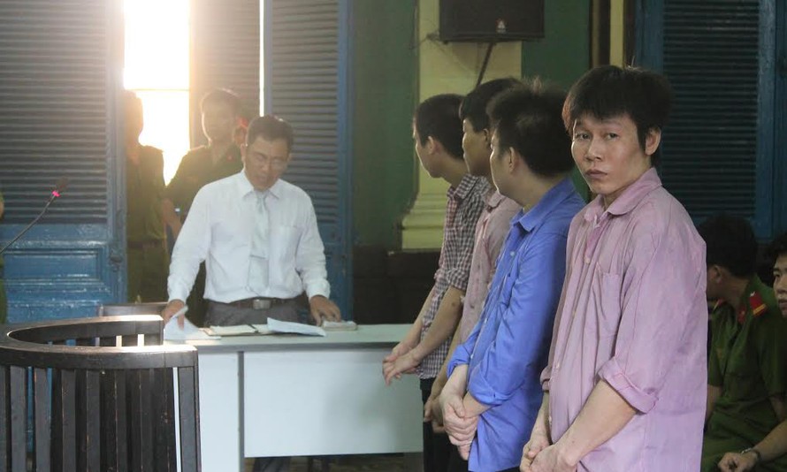 Các bị cáo đâm chém như phim ‘xã hội đen’ hầu tòa sáng nay 14/7. Ảnh: Tân Châu