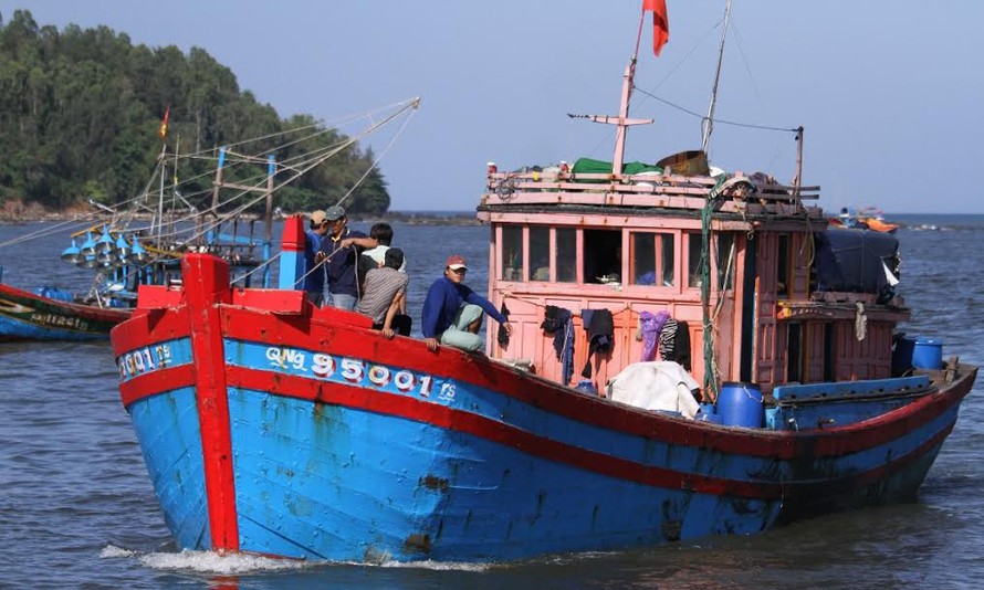 Tàu QNg 95001 đưa 5 ngư dân thoát chết trở về