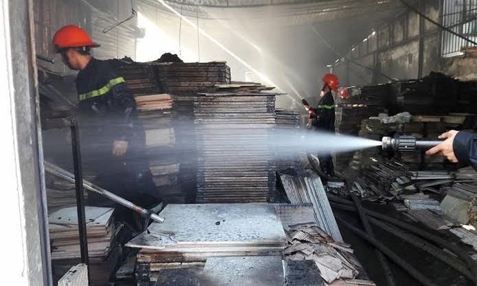 Vào khoảng 8h hôm nay (17/7), người dân hoảng hốt phát hiện ngọn lửa bùng lên dữ dội tại kho chứa vật liệu xây dựng ở ngõ 67, Đại lộ Lê Nin, TP Vinh, Nghệ An.