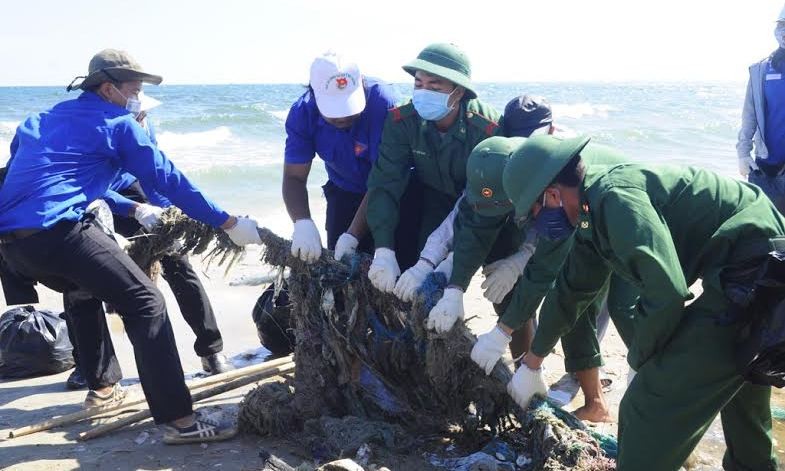 Ra mắt Đội thanh niên xung kích làm sạch bờ biển Mũi Né