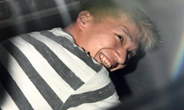 Nghi phạm thảm sát cơ sở khuyết tật ở Nhật Bản cười toe toét trước máy quay.