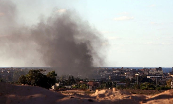 Cột khói bốc lên từ các tòa nhà sau khi quân đội chính phủ Libya bắn tên lửa vào cứ điểm IS ở Sirte.