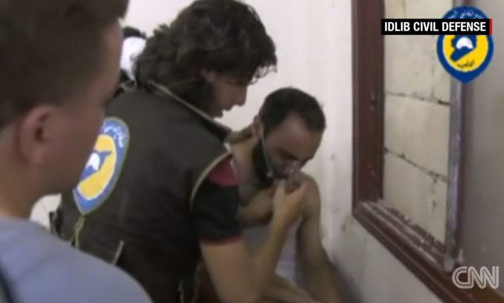 Lực lượng cứu hộ giúp đỡ một người bị ngạt khí tại Syria.
