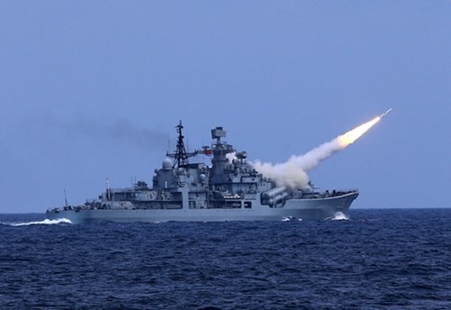 Radio thế giới 24h: 100 tàu chiến dàn trận, khai hỏa trên biển Hoa Đông