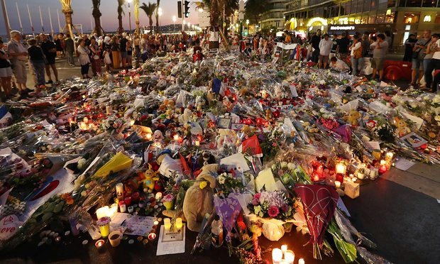 85 người chết và hơn 400 người khác bị thương trong vụ thảm sát bằng xe tải ở Nice.