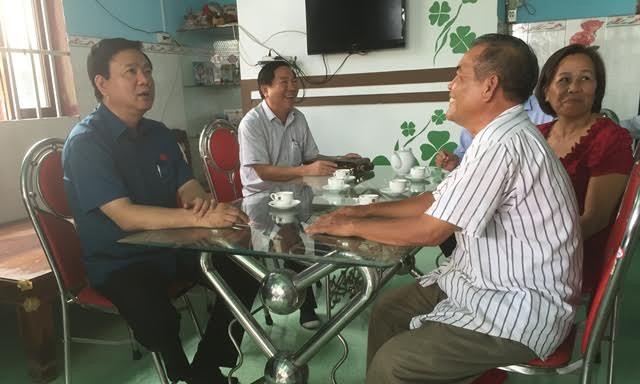 Bí thư Đinh La Thăng thăm ông Lê Văn Đạt - thương binh chiến trường biên giới Tây Nam, sau buổi tiếp xúc cử tri huyện Củ Chi, TPHCM. Ảnh: Quốc Ngọc