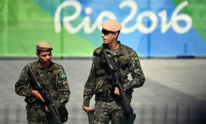 Lính Brazil tuần tra xung quanh Công viên Olympic tại Rio de Janeiro.