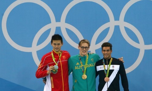 Sun Yang (trái) và Mack Horton (giữa) trên bục nhận huy chương. Ảnh: Reuters.