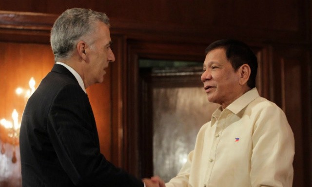 Tổng thống Philippines Rodrigo Duterte và Đại sứ Mỹ tại Philippines Philip Goldberg trong một cuộc gặp.