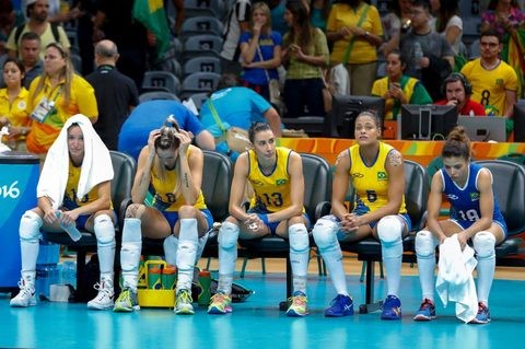 Tuyển bóng chuyền nữ Brazil buồn bã vì thua trận - Ảnh: The Sun
