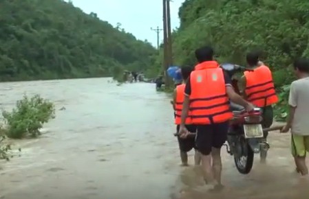 Một số tuyến đường liên xã ở địa bàn huyện Kỳ Sơn bị chia cắt vì mưa lũ.