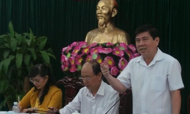 Ông Nguyễn Thành Phong (bìa phải) - Chủ tịch UBND TPHCM - phát biểu tại buổi họp. Ảnh: Quốc Ngọc