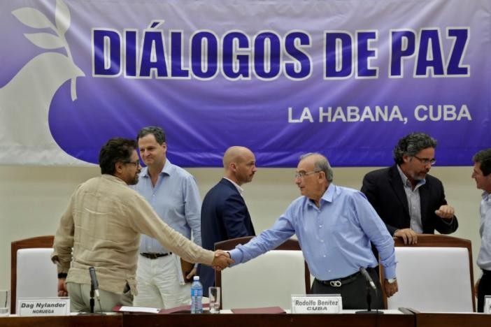 Đại diện Chính phủ Columbia Humberto de la Calle (phải) và đại diện FARC Ivan Marquez bắt tay sau khi đạt được thỏa thuận tại Havana, Cuba vào 5/8 vừa qua.