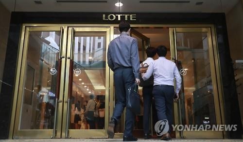 Trước cổng tòa nhà Lotte Group vào buổi sáng ngày 26/8.