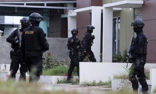 Cảnh sát chống khủng bố Indonesia vây ráp một tòa nhà ở đảo Batam. Ảnh: Antara.