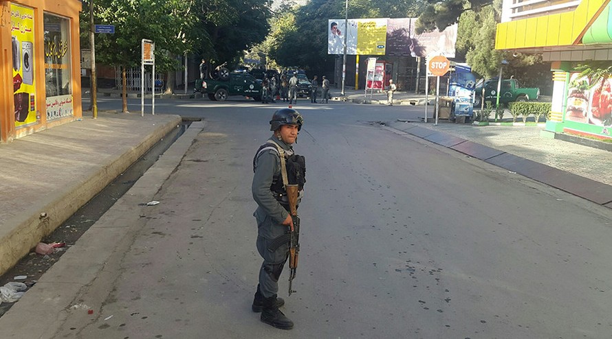 Một cảnh sát Afghanistan đứng gác gần vị trí xảy ra đánh bom ở Kabul ngày 6/9.