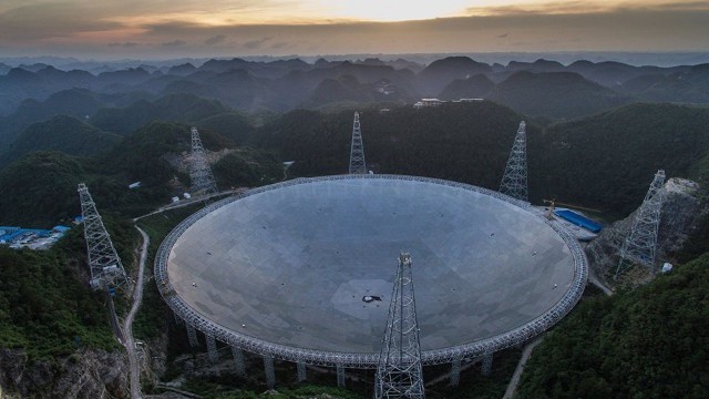 Vào tháng 7 vừa qua, kính viễn vọng vô tuyến lớn nhất thế giới được hoàn thành ở Quý Châu, Trung Quốc. Theo Tân Hoa Xã, siêu kính viễn vọng này sẽ chính thức đi vào hoạt động vào cuối tháng này.