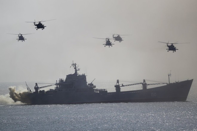 Kịch bản tập trận là bán đảo Crimea bị xâm chiếm, và Nga triển khai lực lượng để đẩy lùi cuộc tấn công bằng tên lửa hành trình, xe tăng, máy bay và tàu chiến triển khai trên Biển Đen. Trên ảnh là một tàu hải quân Nga và các trực thăng tham gia chiến dịch 