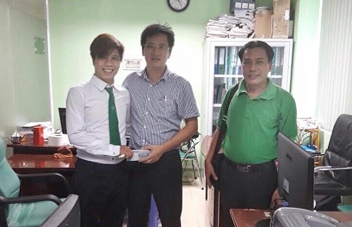 Tài xế Mai Linh (trái) trả lại 40 triệu đồng cho khách Lê Hoàng Sơn (giữa) bỏ quên.