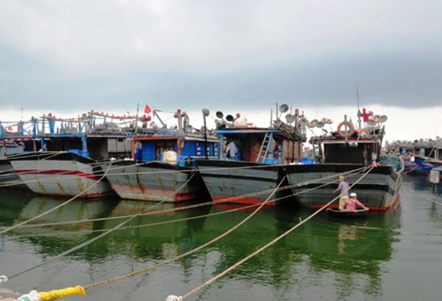 Tàu thuyền đánh bắt xa bờ về trú tránh bão tại âu thuyền Phú Hải (huyện Phú Vang, TT-Huế). 