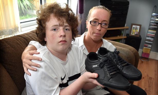 Mẹ con nhà Livingstone và đôi giày khiến Kieran bị trường đuổi học.