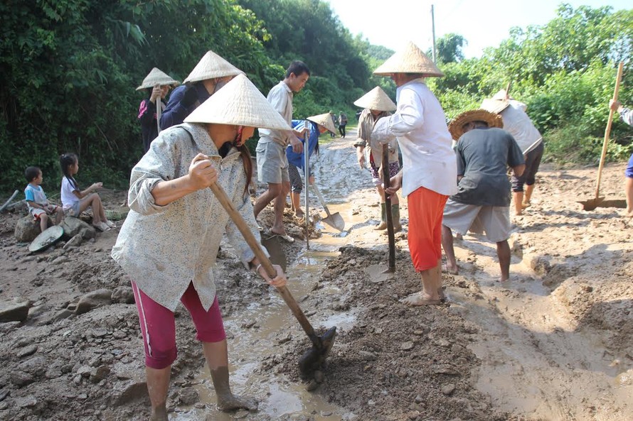 Người dân Thanh Hóa nạo vét bùn đất sau bão.