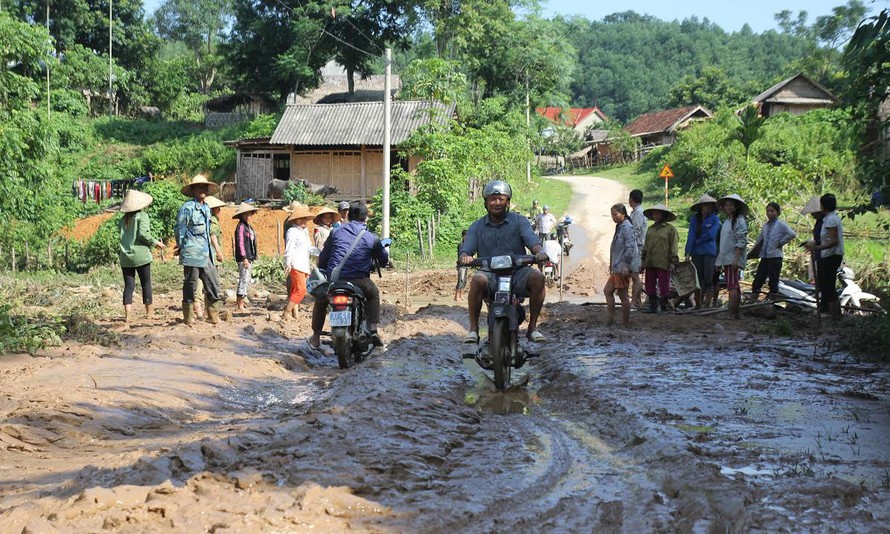 Bùn đất phủ kín lối vào xã Châu Hội, nơi nhiều người mất tích do lũ lụt.