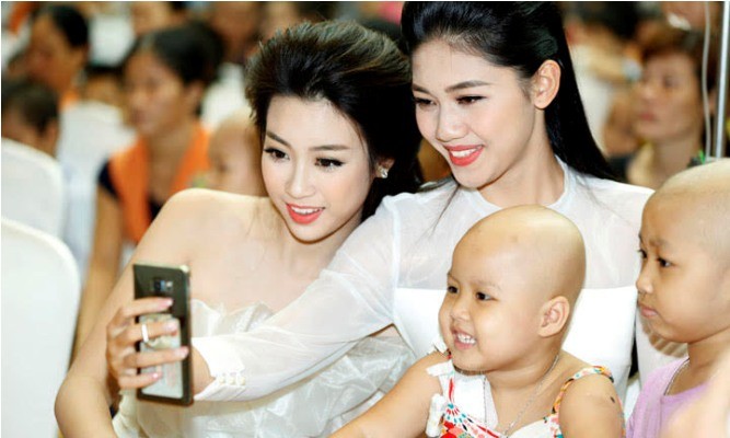 Hoa hậu Mỹ Linh và Á hậu Ngô Thanh Thanh Tú selfie cùng hai bé tại Viện Huyết học - Truyền máu T.Ư.