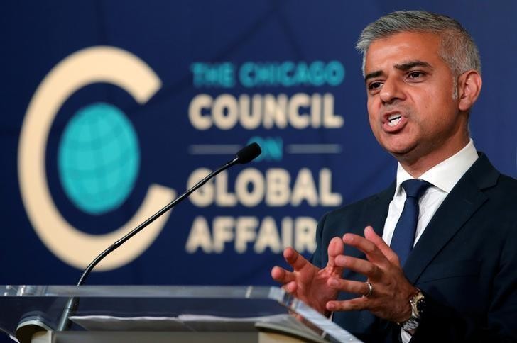 Thị trưởng London Sadiq Khan diễn thuyết về vấn đề toàn cầu ở Chicago hôm 15/9.