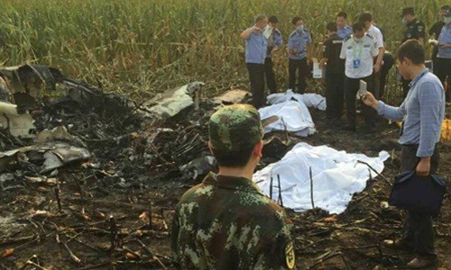 Hiện trường máy bay rơi ở thành phố Trạch Gia Trang, tỉnh Hà Bắc, miền bắc Trung Quốc. Ảnh: Chinanews
