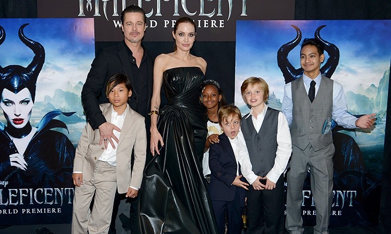 Brad Pitt và Angelina Jolie với các con (từ trái sang) Pax, Zahara, Knox, Shiloh và Maddox vào năm 2014.