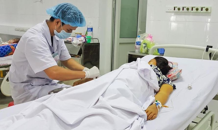 Bệnh nhân Nguyễn Thị Đ. đang điều trị tại khoa Hồi sức Tích cực chống độc.