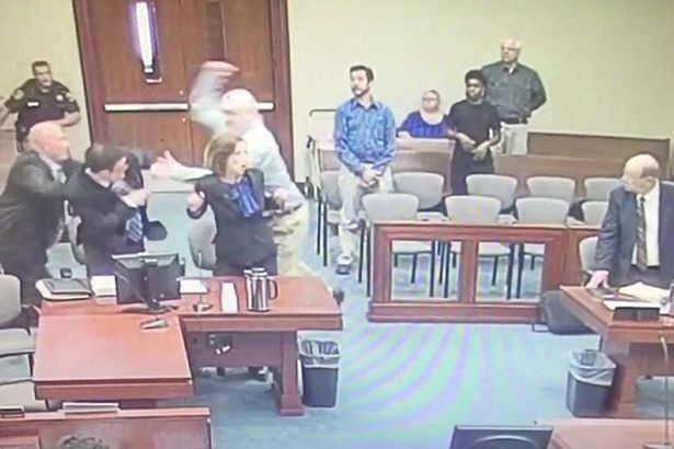 Harding tấn công trợ lý công tố viên tại tòa.