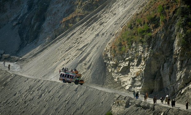 Một trong những con đường núi hiểm trở ở vùng Kashmir.