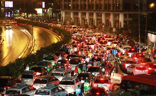 Nghìn xe nối đuôi nhau trên đường Nguyễn Hữu Cảnh, từ chân cầu Thủ Thiêm về cầu Sài Gòn.