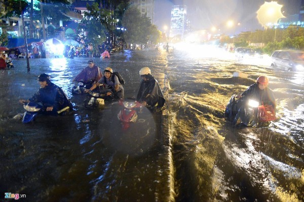 Nước đổ như thác lũ cuốn trôi nhiều xe máy trên đường Sài Gòn