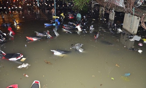 Hàng nghìn xe máy, ôtô bị ngập trong nước sau trận mưa lịch sử hôm 26/9. Ảnh: Tùng Duy.