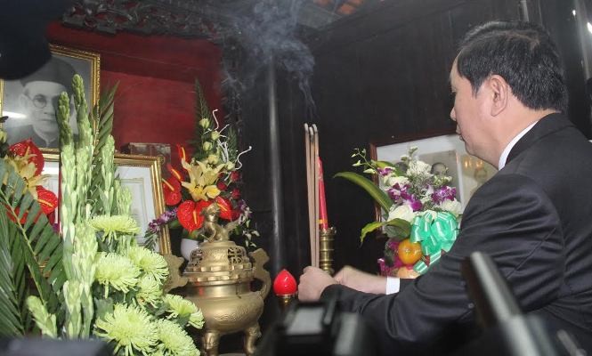 Chủ tịch nước Trần Đại Quang dâng hương tại nhà lưu niệm cụ Huỳnh