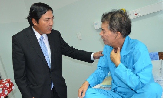 Ông Nguyễn Bá Thanh thăm hỏi bệnh nhân điều trị tại Bệnh viện Ung thư TP Đà Nẵng lúc sinh thời.