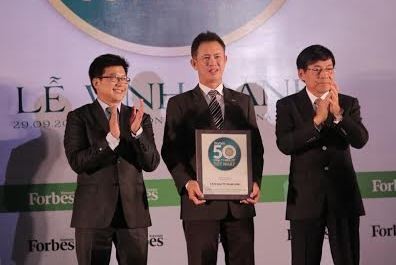 Đại diện Long Nam nhận top 50 Công ty niêm yết tốt nhất Việt Nam.