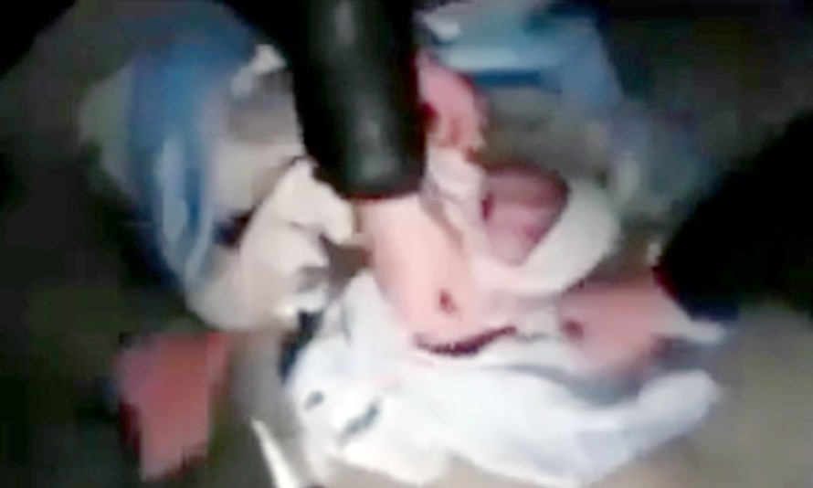 Em bé bật khóc giây phút được cứu khỏi hầm chứa phân bón