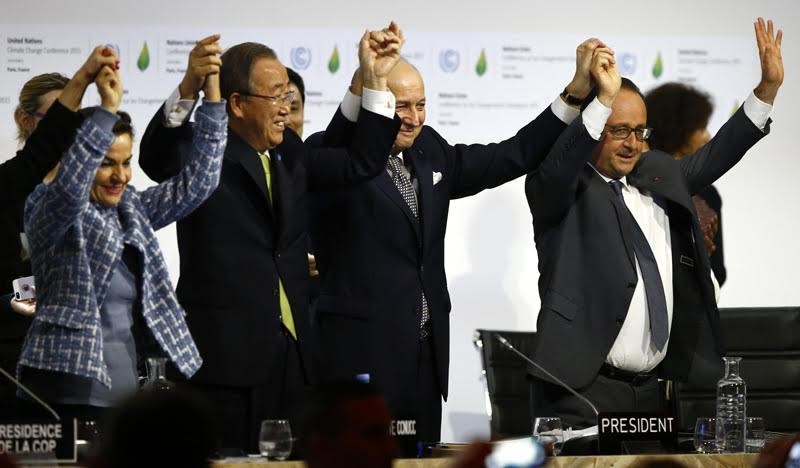 Niềm vui của các chính trị gia sau khi đạt được Thỏa thuận Paris về chống biến đổi khí hậu hồi tháng 12/2015. Ảnh: AP