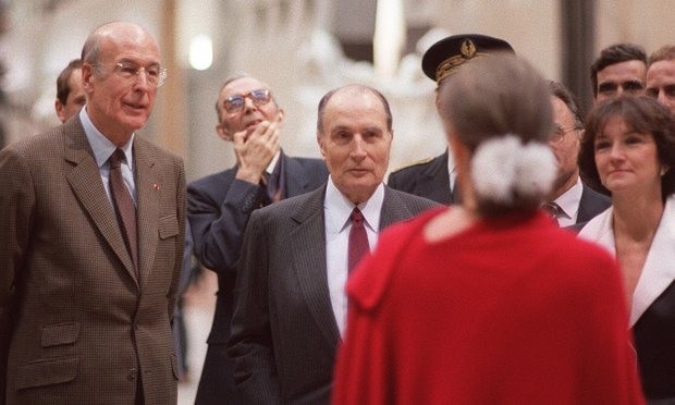 Francois Mitterrand nhìn chằm chằm vào Anne Pingeot, màu đỏ, tại lễ nhậm chức ở Musee d'Orsay vào năm 1986. Ảnh: Derrick Ceyrac / AFP