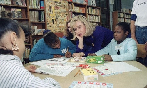 Bà Hillary Clinton gặp gỡ các học sinh thuộc một trường công lập ở New York vào năm 1993. Ảnh: AP