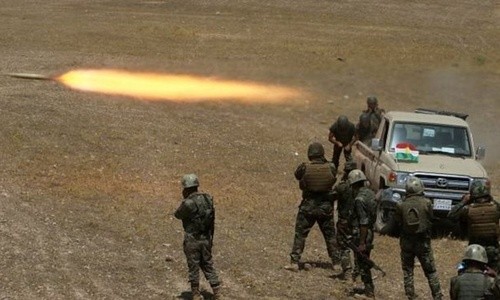 Lực lượng vũ trang người Kurd phóng rocket về phía IS ở mạn đông nam Mosul. Ảnh: Reuters