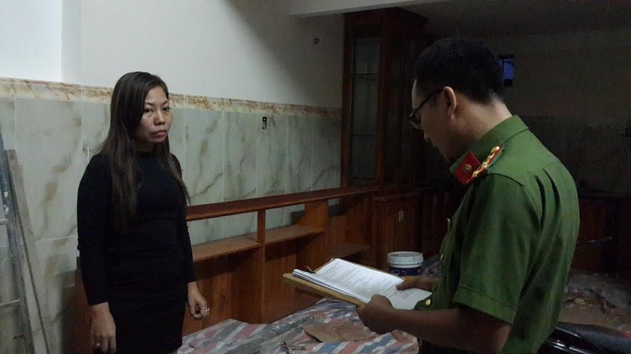 Công an đọc lệnh bắt đối với Nguyễn Thị Minh Phượng.
