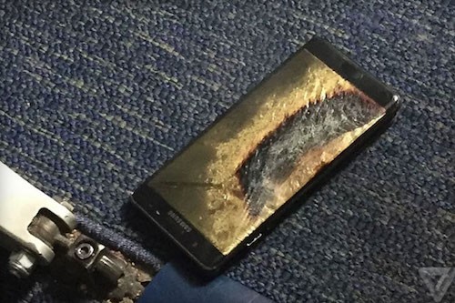 Chiếc Galaxy Note 7 được cho là an toàn tiếp tục bốc khói và cháy trên máy bay.