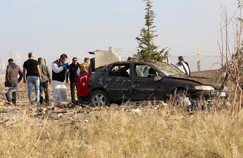 Các chuyên gia pháp y kiểm tra hiện trường vụ nổ gần Ankara, Thổ Nhĩ Kỳ. Ảnh: Reuters