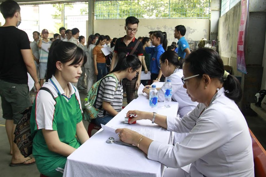 Sinh viên trường CĐ Thương mại Đà Nẵng có mặt từ sớm đăng ký hiến máu tình nguyện. Ảnh: Thanh Trần. 